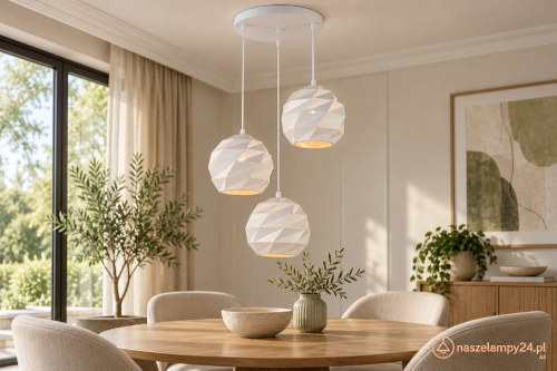 Stylowa lampa wisząca PALERMO 3x40W biała Italux zachwyca geometrycznym designem i trzema kloszami w kolorze matowej bieli. Regulowana wysokość do 100 cm oraz wymienne źródła E27 pozwalają dopasować światło do potrzeb jadalni, salonu lub kuchni.