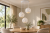 Stylowa lampa wisząca PALERMO 3x40W biała Italux zachwyca geometrycznym designem i trzema kloszami w kolorze matowej bieli. Regulowana wysokość do 100 cm oraz wymienne źródła E27 pozwalają dopasować światło do potrzeb jadalni, salonu lub kuchni.