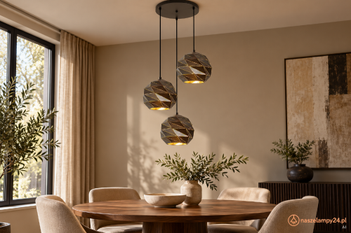 Geometryczna lampa sufitowa PALERMO PND-2424-3S-GR+GD Italux podkreśli wystrój kuchni, salonu i jadalni. Kaskadowe klosze mają antracytową powierzchnię i złote wnętrza. 3×E27 max 40 W każda, IP20, 230 V. Gwarancja 2 lata