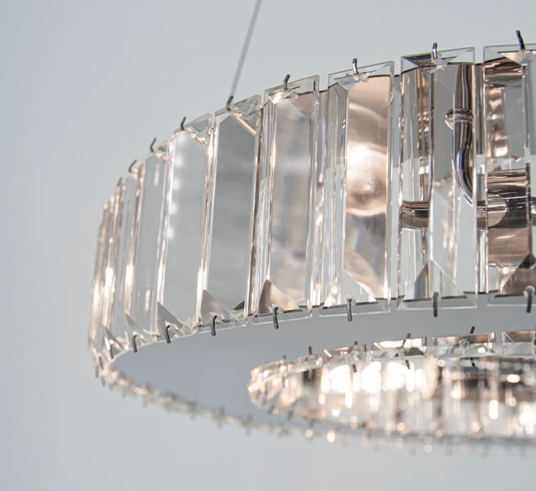 Szukasz eleganckiej lampy nad stół? Żyrandol WINDSOR Elem łączy chrom i kryształy w dekoracyjnej formie pierścienia. Do jadalni, salonu i sypialni. Szerokość 40 cm, wysokość oprawy 9 cm, całkowita 100 cm, 4×E14. Model 6350/4 8C.