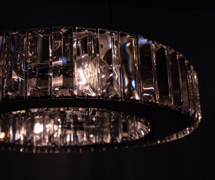 Kryształowy żyrandol WINDSOR 4×E14 doda blasku Twojemu wnętrzu. Chromowana obręcz i transparentne kryształy pasują do szkła, luster i jasnych mebli. Szerokość 40 cm, wysokość całkowita 100 cm. Elem 6350/4 8C do salonu i jadalni.