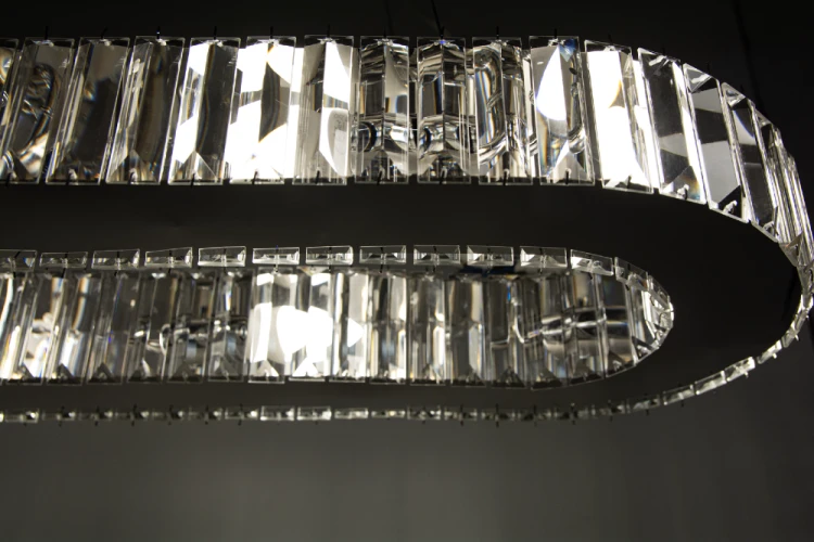 Wybierz żyrandol WINDSOR 8×E14 nad stół w jadalni. Owalna forma, chromowane wykończenie i kryształy pasują do wnętrz glamour i nowoczesnych. Wymiary 78 × 28 cm, wysokość całkowita 88 cm. Model Elem 6350/8 8C, waga 4,6 kg.