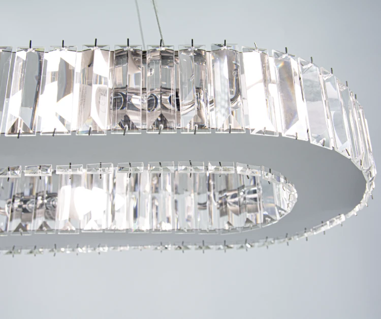 Kryształowa lampa wisząca WINDSOR Elem 6350/8 8C doda blasku eleganckiej jadalni. Chromowany owalny pierścień z otwartym środkiem ma wymiary 78 × 28 cm. Wysokość oprawy 9 cm, całkowita 88 cm, 8×E14. Do salonu i nad wyspę kuchenną.