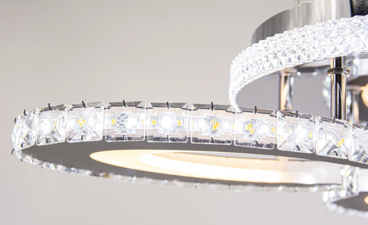 Wybierz plafon CORONA do salonu, sypialni lub przedpokoju. Metalowa oprawa w kolorze chromu i czerni została ozdobiona kryształami. LED 31 W, 2600 lm, CCT 3000–6000 K. Szerokość 47 cm, wysokość 10 cm. Elem DRS1420/3 8C BL.