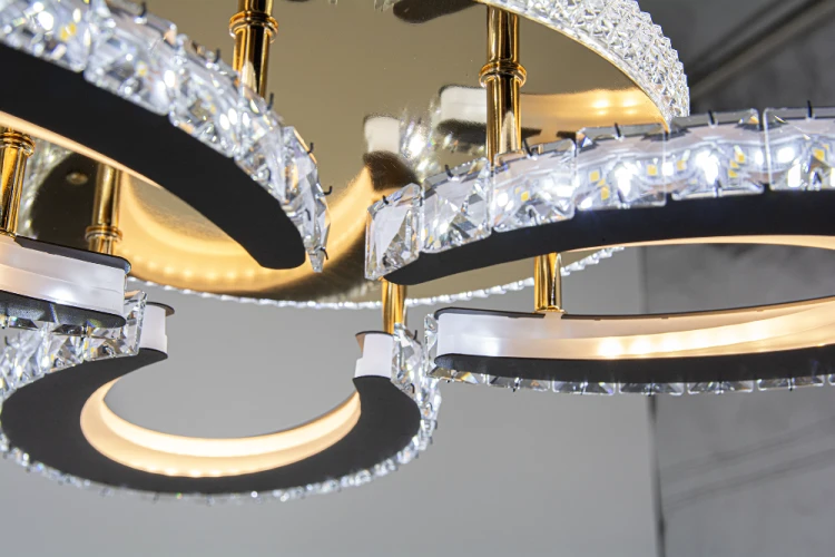 CORONA DRS1420/3 TR BL to niski plafon LED z kryształami do eleganckich wnętrz. Złoto-czarna lampa ma szerokość 47 cm i wysokość 10 cm. Moc 31W, strumień 2600 lm oraz CCT 3000–6000K. Idealna do salonu i przedpokoju.