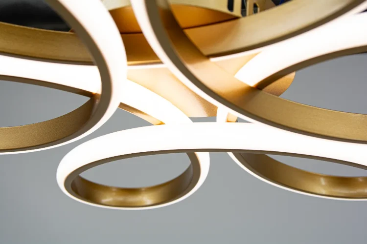 VIRGO DRS5520/6 TR to niski plafon LED do eleganckich wnętrz. Złoty matowy kolor współgra z drewnem, beżem i bielą. Lampa ma 50 × 50 cm i tylko 7 cm wysokości. LED 31W, 2200 lm oraz barwa CCT 3000–6000K.