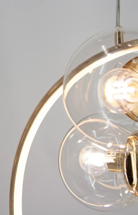 Oświetl jadalnię złotą lampą NOVA Elem. Pięć transparentnych kul i świetlny ring tworzą efektowną kompozycję nad stołem. 5×E14 oraz LED 16W, 765 lm, CCT 3000–6000K. Wysokość całkowita do 175 cm. Model bez pilota.