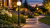Czarna lampa ogrodowa KULA łączy klasyczną formę z wymiennym źródłem światła E27. Wysokość 170 cm i kulisty klosz 20 cm tworzą elegancką oprawę ścieżek i tarasów. Maks. 100 W, IP43, 230 V. Model K 5002/1/K 200.