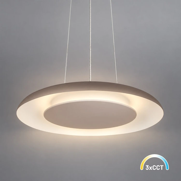PIATTINO ML2967 Milagro to lampa wisząca LED 30W w odcieniu taupe. Wybierz barwę światła 3000K, 4000K lub 6000K. Klosz o średnicy 40 cm i wysokości 6 cm pasuje nad stół i barek. Regulowana wysokość całkowita 30–130 cm, IP20.