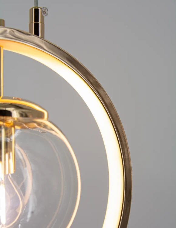 Lampa NOVA Elem DRS8202/1 TR zachwyca połączeniem złota, szklanej kuli i ringu LED. Do salonu, sypialni lub nad wyspę kuchenną. Szerokość 25 cm, wysokość 25–125 cm. E14 maks. 40W + LED 5W, 333 lm, barwa 3000–6000K. Bez pilota.