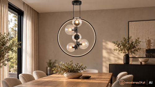 NOVA DRS8202/5 BL to dekoracyjna lampa wisząca z pięcioma przezroczystymi kulami i czarnym pierścieniem. Oprawki 5×E14 maks. 40W każda, LED 16W ze zmienną barwą 3000–6000K. Szerokość 55 cm, wysokość 55–175 cm. Marka Elem.