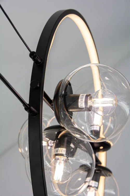 Lampa wisząca NOVA DRS8202/5 BL pasuje do salonu i jadalni. Czarny ring LED otacza pięć szklanych kul. Barwa LED 3000–6000K, moc modułu 16W, 765 lm. Oprawki 5×E14 maks. 40W każda. Szerokość 55 cm, wysokość 55–175 cm.