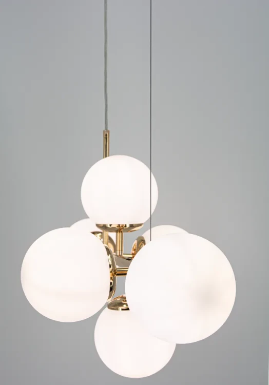 Szukasz złotej lampy nad stół? PACO Elem 3401/6A TR ma sześć białych szklanych kloszy i oprawki E14. Regulowana wysokość 40–98 cm ułatwia dopasowanie zawieszenia. Szerokość 70 cm, głębokość 30 cm. Do salonu, jadalni i kuchni.