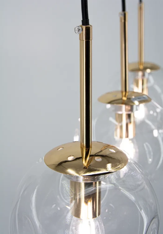 Lampa wisząca LEO 3×E14 Elem 7465/3 TR łączy złote detale, czarne przewody i szklane kule. Sprawdzi się nad stołem, barkiem lub wyspą kuchenną. Szerokość 60 cm, wysokość 80 cm, waga 1,6 kg. Do wnętrz nowoczesnych i glamour.