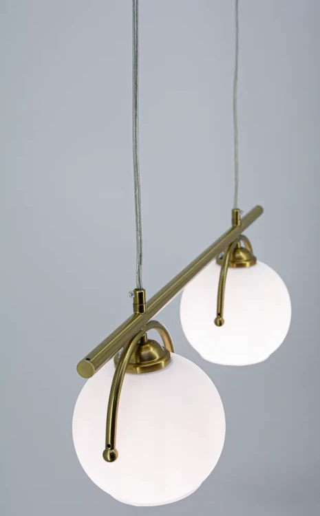 8367-2A DTR DOD 3.webpKONGO 2xE27 Elem – złota lampa sufitowa z białymi kloszami do wnętrz nowoczesnych, klasycznych i glamour. Metal i szkło tworzą elegancką oprawę nad stół. Szerokość 60 cm, wysokość regulowana 18–100 cm.