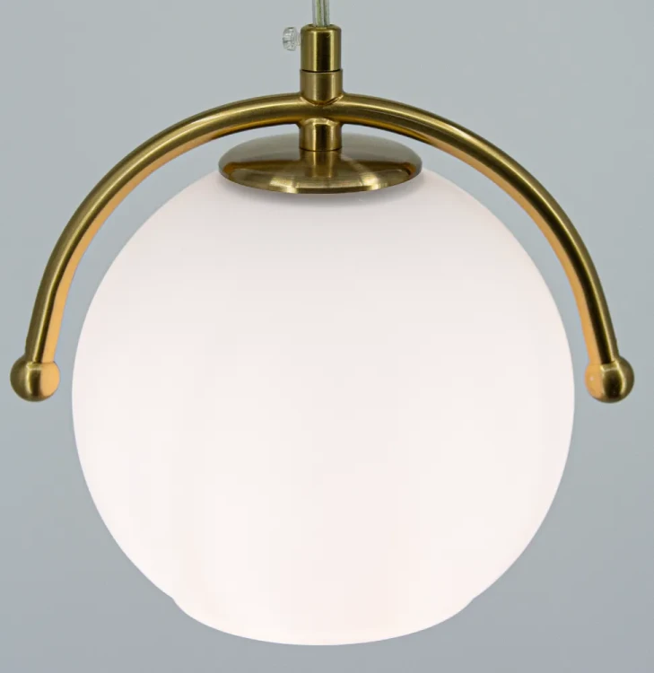 Wybierz lampę KONGO 1xE27 z białym kloszem i złotymi detalami. Niewielka oprawa o szerokości 18 cm sprawdzi się nad stolikiem nocnym lub barkiem. Regulacja wysokości 18–100 cm. Producent Elem, model 8367/1A DTR.