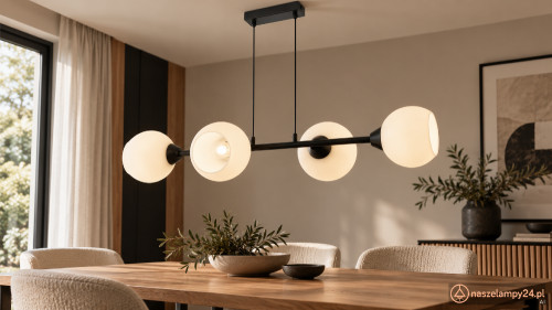 LINEAR Elem 3035/4 BL to nowoczesna lampa nad stół z czterema białymi kloszami i czarną metalową belką. Oprawki 4xE27, szerokość 84 cm, wysokość regulowana 15–115 cm. Pasuje do wnętrz minimalistycznych i loftowych.