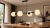 LINEAR Elem 3035/4 BL to nowoczesna lampa nad stół z czterema białymi kloszami i czarną metalową belką. Oprawki 4xE27, szerokość 84 cm, wysokość regulowana 15–115 cm. Pasuje do wnętrz minimalistycznych i loftowych.