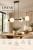 Lampa sufitowa LINEAR Elem 3035/4 BL łączy czarny metal z białym szkłem. Cztery klosze zwrócone w różnych kierunkach podkreślają nowoczesny styl. Szerokość 84 cm, wysokość 15–115 cm, cztery gwinty E27.