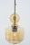 NADIA Elem to lampa wisząca z trzema ryflowanymi kloszami i dekoracyjnymi kulami. Połączenie czerni, złota i bursztynowego szkła pasuje do wnętrz glamour i modern classic. Model 3×E27, szerokość 65 cm, regulacja wysokości 30–90 cm.