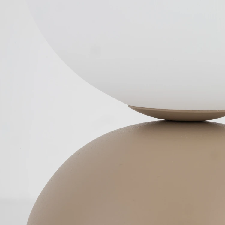Lampka stołowa TK Lighting MIKI BIG SABIA podkreśli wystrój salonu i sypialni. Beżowa podstawa, biały szklany klosz i zaokrąglona forma pasują do stylu japandi. Wysokość 52 cm, szerokość 30 cm, E27 LED max 15 W, włącznik, IP20.