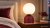 Bordowa lampka nocna MIKI BIG z białą kulą podkreśli charakter sypialni. Zaokrąglona podstawa pasuje do drewna i jasnych tkanin. Model TK-Lighting 16217: wysokość 52 cm, szerokość 30 cm, 1×E27 LED max 15 W, włącznik i IP20.