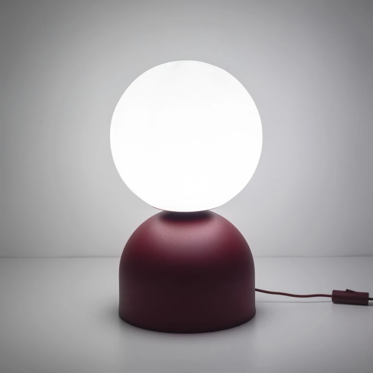MIKI BIG BURGUND to dekoracyjna lampa na komodę, konsolę lub szafkę nocną. Burgundowa podstawa i biały klosz ze szkła tworzą elegancką całość. Wymiary 30×30×52 cm, oprawka E27 LED max 15 W. Dobierz żarówkę do swoich potrzeb.
