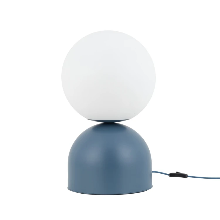 Lampka stołowa MIKI BIG NAVY TK-Lighting 11431 łączy niebieską podstawę z białym, szklanym kloszem. Idealna do salonu i sypialni. Wysokość 52 cm, szerokość 30 cm, E27 LED max 15 W i włącznik. Żarówka do kupienia osobno.