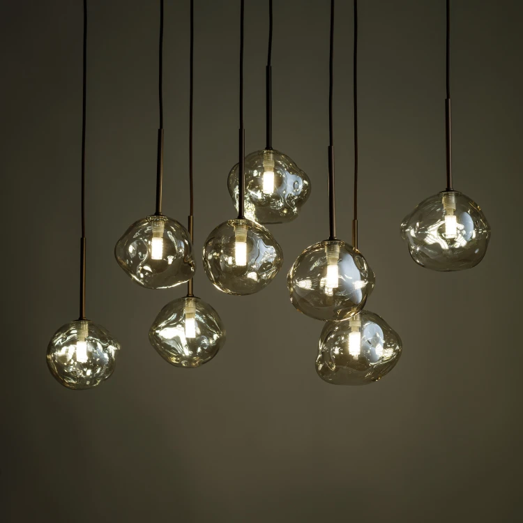 Podkreśl wystrój salonu lampą LAVA Brown 11942. Brązowe wykończenie i osiem koniakowych kloszy tworzą efektowną kompozycję. Oprawa 8 × G9 LED pozwala dobrać barwę i jasność światła poprzez wybór odpowiednich żarówek.