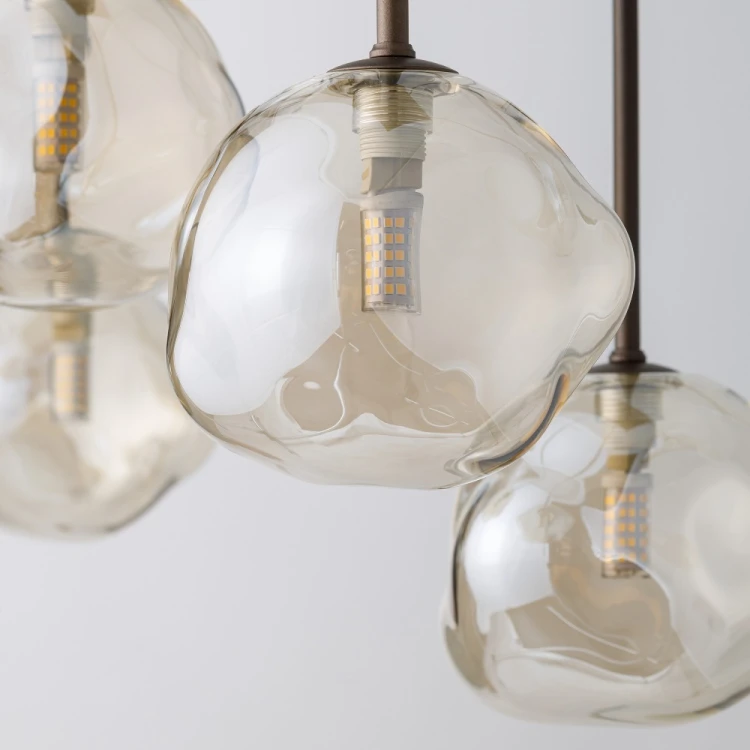 LAVA Brown TK-Lighting to brązowa lampa wisząca nad stół, barek lub wyspę kuchenną. Ma 8 nieregularnych kloszy ze szkła koniakowego. Wymiary 87 × 33 × 120 cm. Żarówki G9 do kupienia osobno. Stopień ochrony IP20.
