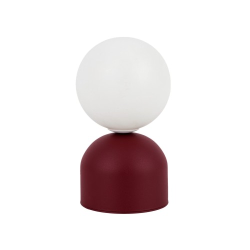 Lampka nocna MIKI TK-Lighting 16216 łączy burgundową podstawę z białym, szklanym kloszem w kształcie kuli. Wymiary 12 × 12 × 21 cm pasują na mały stolik nocny. Oprawka G9, maks. 8 W LED, włącznik zasilania.