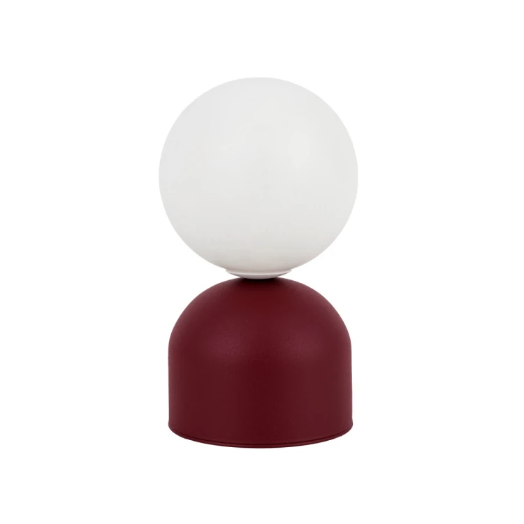 Lampka nocna MIKI TK-Lighting 16216 łączy burgundową podstawę z białym, szklanym kloszem w kształcie kuli. Wymiary 12 × 12 × 21 cm pasują na mały stolik nocny. Oprawka G9, maks. 8 W LED, włącznik zasilania.