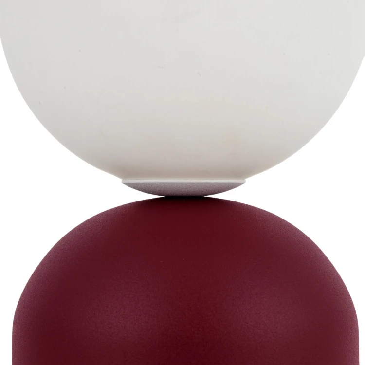 Szukasz bordowej lampki nocnej? MIKI TK-Lighting 16216 zachwyca prostą formą i białym, szklanym kloszem. Ma wysokość 21 cm i włącznik zasilania. Dobierz żarówkę G9 LED do 8 W i stwórz przytulne oświetlenie sypialni.