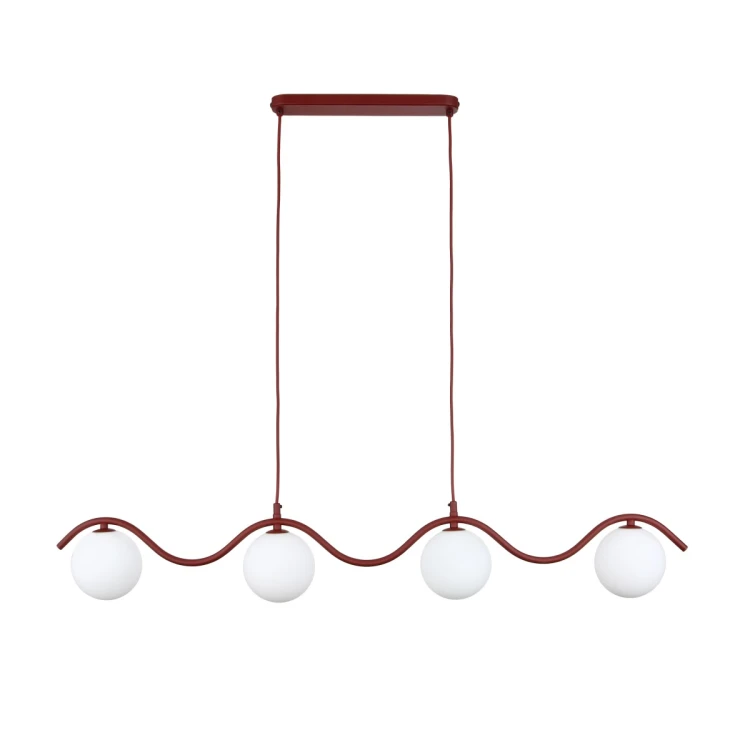 Burgundowe lampy ANCONA i MIKI TK-Lighting tworzą spójne oświetlenie jadalni i salonu. ANCONA 4xG9 o szerokości 109 cm pasuje nad stół, a lampka MIKI 1xG9 o wysokości 21 cm na komodę. Białe szklane kule dopełniają aranżację.