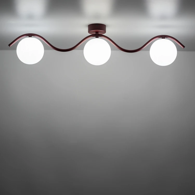 Szukasz pasujących lamp do sypialni? Burgundowy plafon ANCONA i lampka stołowa MIKI łączą nowoczesne formy z białymi szklanymi kloszami. Wybierz modele TK-Lighting 11830 i 16216 do oświetlenia sufitu oraz stolika nocnego.