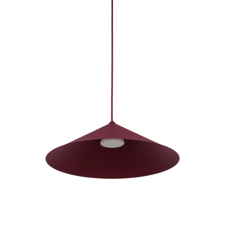 Lampa sufitowa wisząca LUME 11696 zachwyca prostą formą i bordowym wykończeniem. Stożkowy klosz Ø40 cm pasuje do drewna i beżów. Źródło GX53 w komplecie, 3000 K, 560 lm. Maksymalna moc LED 11 W, zasilanie 230 V.