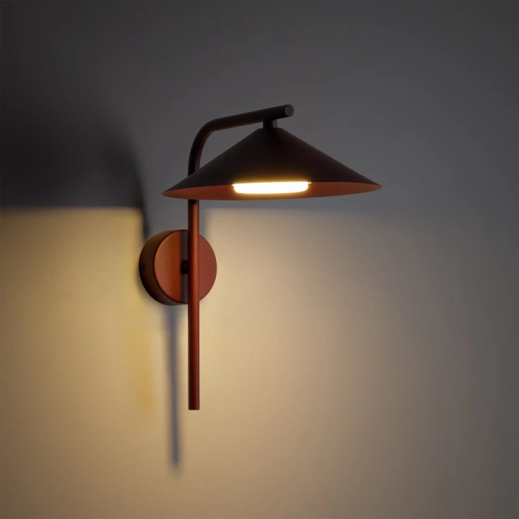 Kinkiet LUME 11693 wyróżnia się bordowym wykończeniem i geometryczną formą. Wysokość 30,5 cm, klosz ze stali lakierowanej. Źródło GX53 w komplecie, 3000 K, 560 lm. Do wnętrz, IP20, maksymalna moc LED 11 W.