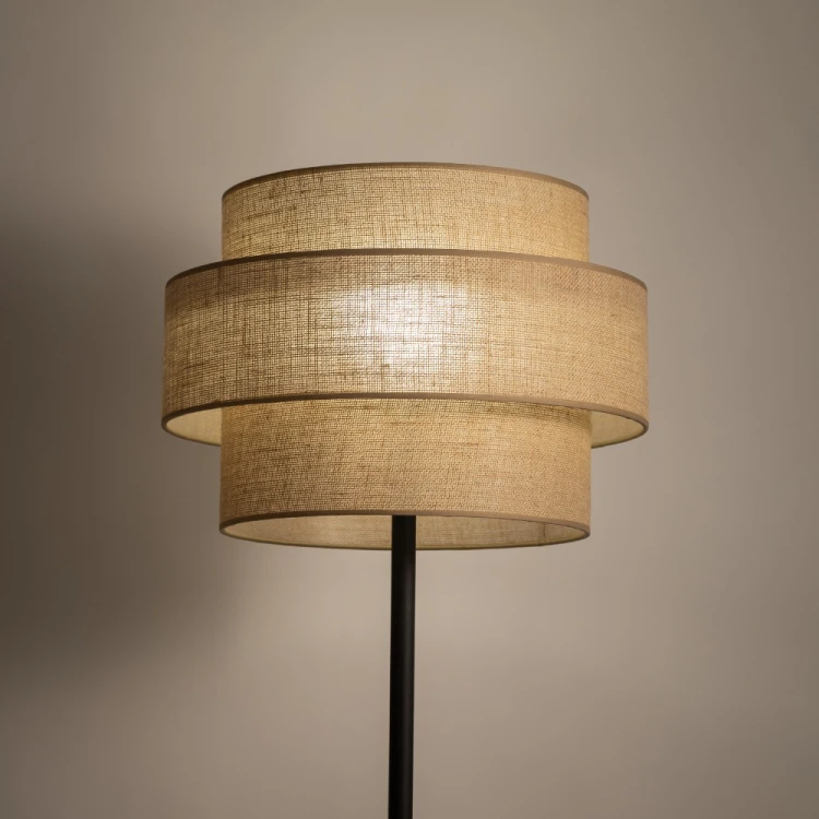 Lampa stojąca CALISTO czarna juta to naturalny akcent w salonie lub sypialni. Abażur o szerokości 50 cm wyróżnia się przestrzenną formą. Model TK-Lighting 5405 ma 155 cm wysokości i oprawkę E27 na LED do 15 W