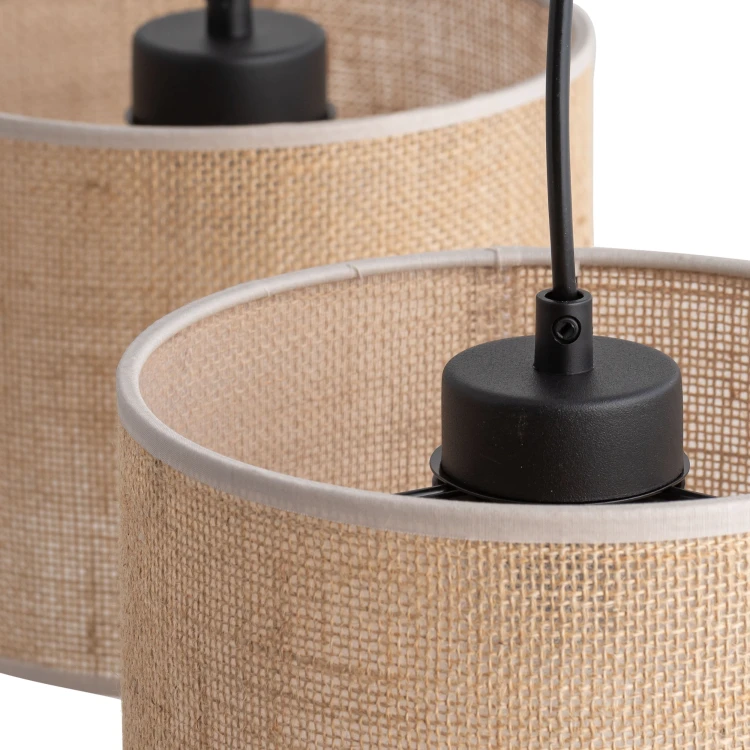 Szukasz lampy nad drewniany stół? JUTA 4597 TK-Lighting łączy trzy jutowe abażury z czarną podsufitką. Pasuje do jadalni i kuchni boho. Wysokość całkowita 100 cm, szerokość 84 cm. Żarówki E27 poza zestawem.