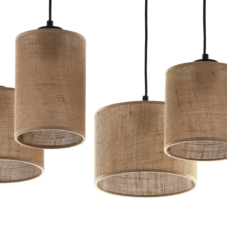 Odkryj lampę wiszącą JUTA 6585 z czterema abażurami w naturalnym odcieniu beżu. Czarne zawieszenie i oddzielne mocowania pasują do wnętrz boho oraz scandic-eco. Maks. 4×15 W LED, E27. Bez żarówek w zestawie.