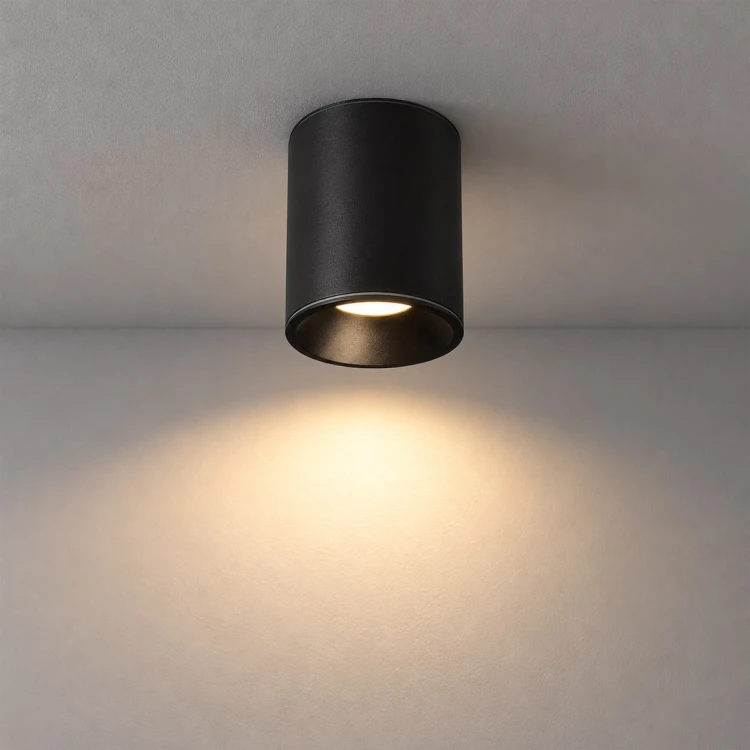 Milagro ML2987 – czarna tuba natynkowa GU10 do łazienki. Stopień ochrony IP44, obudowa z aluminium i szkła oraz niewielkie wymiary 9 × 9 × 11,5 cm. Zastosuj kilka opraw na suficie. Żarówka LED max 10 W poza zestawem.