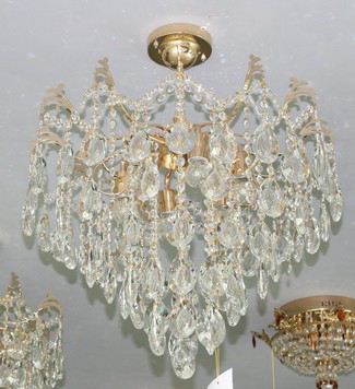 Żyrandol RODOS Venti w kolorze złotym z kryształami to stylowa lampa do wnętrz glamour. 6 źródeł światła E27, średnica 55 cm, wysokość 60 cm. Połączenie luksusu i elegancji.