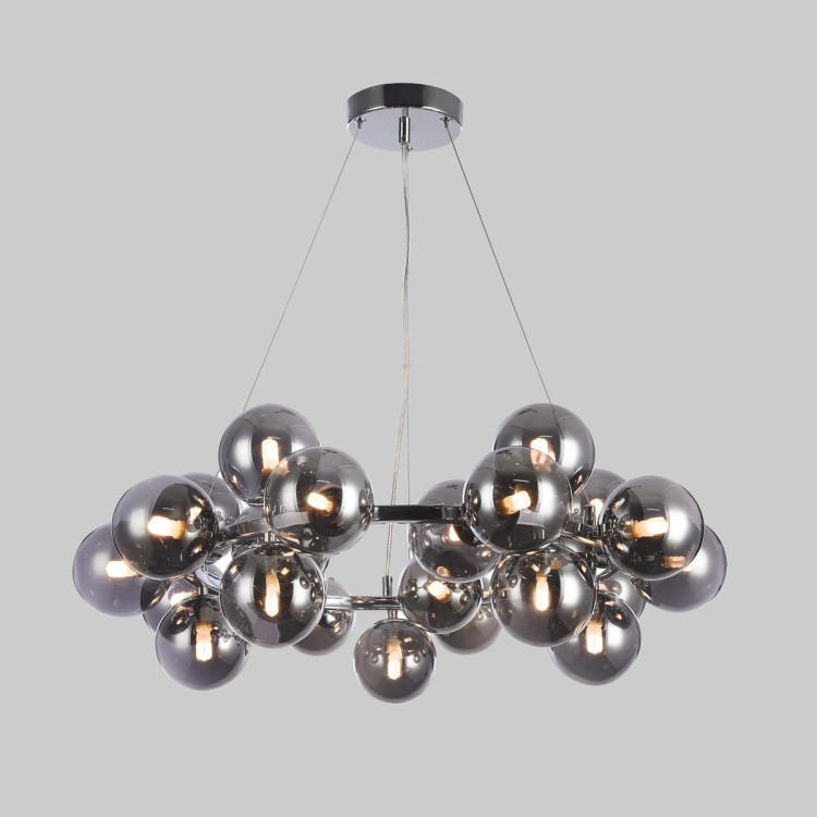 Cabella PND-5252-25-CH+SMK Italux to elegancka lampa wisząca z 25 punktami światła G9. Dymione kule i chromowana konstrukcja nadają wnętrzu luksusowego charakteru i nowoczesnego stylu glamour.