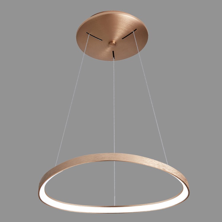 Lampa sufitowa wisząca MORFI 48W LED Italux: aluminium, akryl i brązowe złoto szczotkowane. Średnica 65 cm, wysokość do 120 cm, klosz 3,5 cm. Ciepłe światło 3000K, 2640 lm i współpraca ze ściemniaczem. IP20.