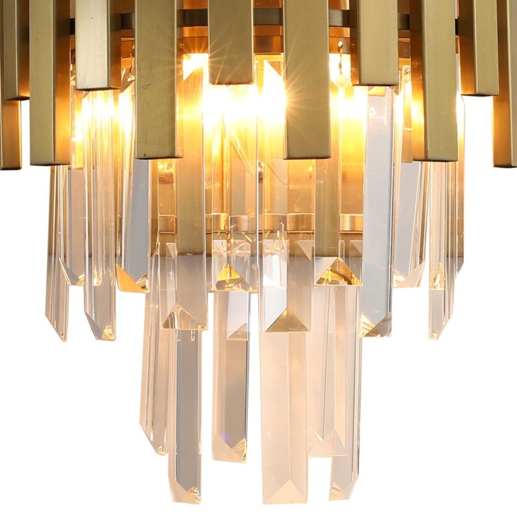 Kinkiet glamour ASPEN ML5998 z transparentnymi kryształami i złotą konstrukcją stanowi elegancką dekorację ściany. Dwa źródła światła E14 zapewniają przyjemne oświetlenie salonu, sypialni, korytarza lub garderoby.