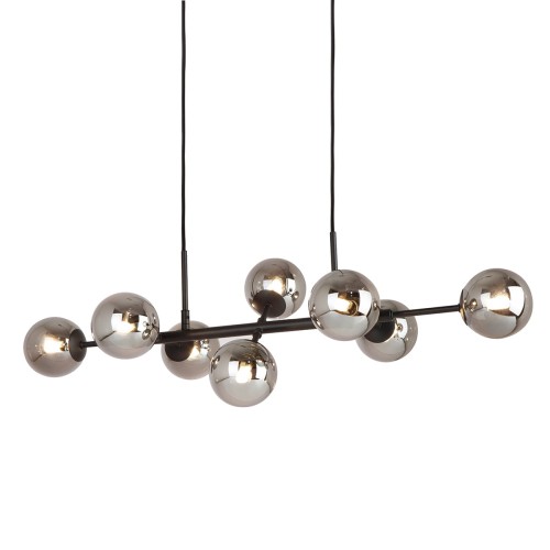 Czarna lampa wisząca ERIMIDA 8xG9 marki Italux z ośmioma kulami z dymionego szkła. Podłużna konstrukcja o długości 82 cm doskonale sprawdzi się jako lampa nad stół w jadalni, wyspę kuchenną lub barek.