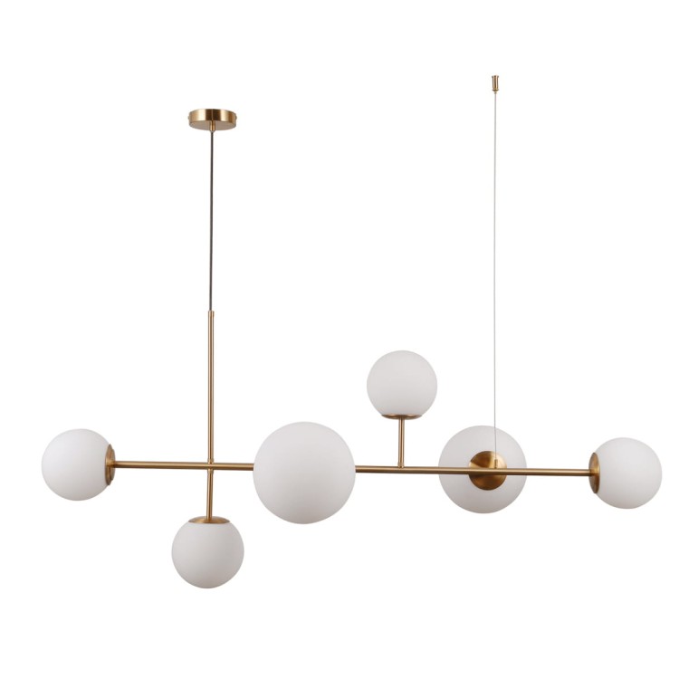 Lampa sufitowa VAILANTE Italux zachwyca miodowym mosiądzem i sześcioma białymi kloszami w kształcie kul. Szerokość 115 cm oraz regulowana wysokość 54–110 cm sprawiają, że doskonale pasuje nad stół, wyspę lub barek.