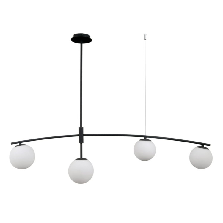 Lampa sufitowa SENAI Italux łączy czarną, satynowaną konstrukcję z 4 białymi kloszami w kształcie kul. Szerokość 110 cm sprawia, że świetnie prezentuje się nad stołem w jadalni, wyspą kuchenną lub barkiem.