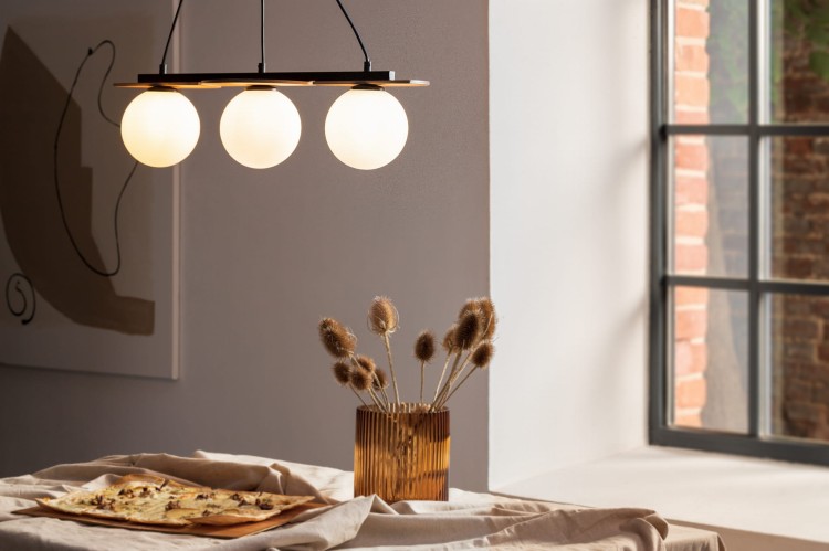 Nowoczesna lampa wisząca MIRROR 3xG9 Sigma łączy metal, szkło i drewno, tworząc wyjątkową kompozycję oświetleniową. Trzy mleczne kule dodają wnętrzu lekkości. Idealna do salonu, kuchni i jadalni.