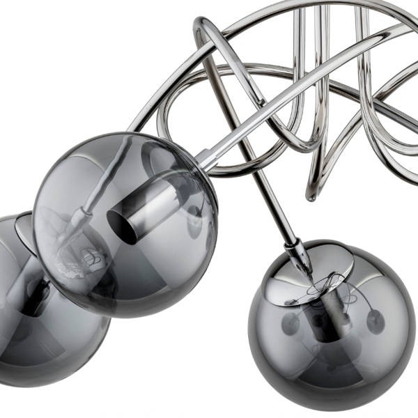 Nowoczesna lampa sufitowa TANGO 5xE14 w kolorze chrom z dymionymi szklanymi kloszami, zamontowana na suficie w jasnym, stylowym wnętrzu. Elegancki design, idealny do salonu lub jadalni, doskonale komponuje się z nowoczesnym wystrojem